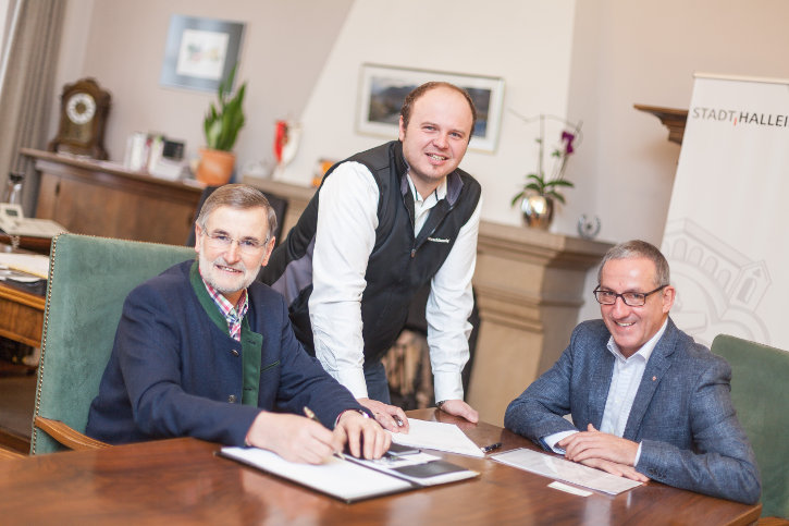 Der Bürgermeister der Stadtgemeinde Hallein Gerhard Anzengruber (re.) mit Maschinenring Kundenbetreuer Andreas Waldmann und Vizebürgermeister Josef Rußegger.