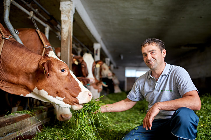 Der dreifache Familienvater macht seinen Job beim Maschinenring gerne. Sein Herz aber schlägt für die Landwirtschaft, die er gemeinsam mit seiner Frau in Seekirchen am Wallersee bewirtschaftet. In der Zukunft träumt Franz von einem Laufstall für seine Kühe.