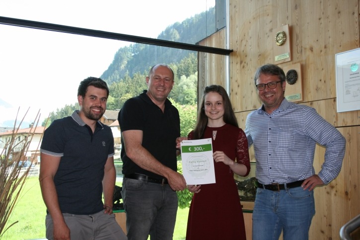 Tiroler Lehrling des Jahres 2021 Carina Klammer mit Kollegen