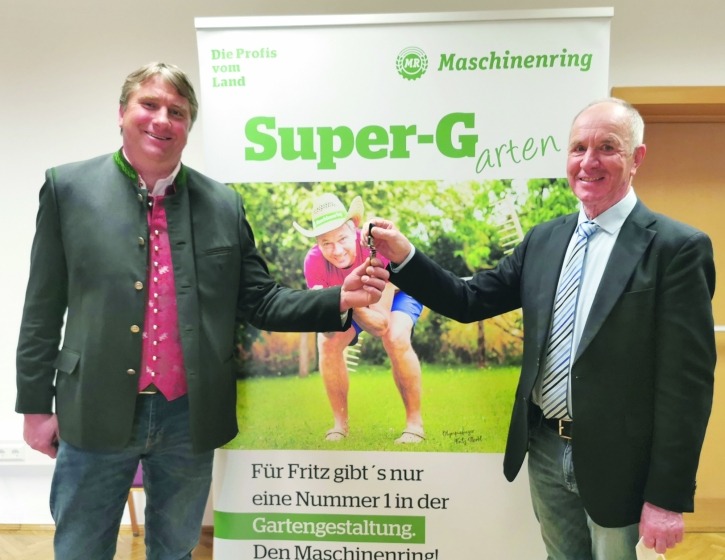 Der neue Obmann Georg Scheiflinger mit ÖR Josef Steiner bei der „Schlüsselübergabe“.