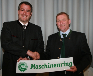 Für seine mehr als 20jährige Obmann-Tätigkeit erhielt LA Josef Edenhauser (rechts, im Bild mit Nachfolger Hermann Huber) das Maschinenring-Ehrenzeichen in Gold.