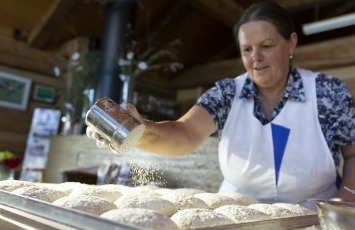Pauline beim Bestäuben der Brote