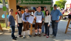 Die Kollegen des Maschinenring Hollabrunn - Horn und Abg.z.NR Eva-Maria Himmelbauer gratulieren Florian Lang und Stefan Pöcher zur bestandenen Weinbaufacharbeiterprüfung