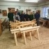 Unsere W&AF zeigen stolz ihre Werkstücke, die sie im Rahmen vom Kurs "Praxis Holz" an der LFS Grabnerhof gemacht haben.