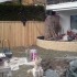 Holzzaun und Steinumrandung für Terrassenbeete nachher - Gartengestaltung für kleine Gärten vom Maschinenring