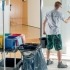 Maschinenring Mitarbeiter reinigt Glastür - Hausbetreuung, Objektbetreung, Hausmeisterservice