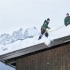 Spezialleistung im Winter: Dachabschaufeln, damit die Schneemassen es nicht zum Einsturz bringen. 