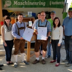 Kollegen und Eva-Maria Himmelbauer gratulieren Florian Lang und Stefan Pöcher zu bestandenen Weinbauchfacharbeiterprüfung