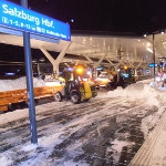 Schneeabtransport in den Abendstunden am Hauptbahnhof in Salzburg
